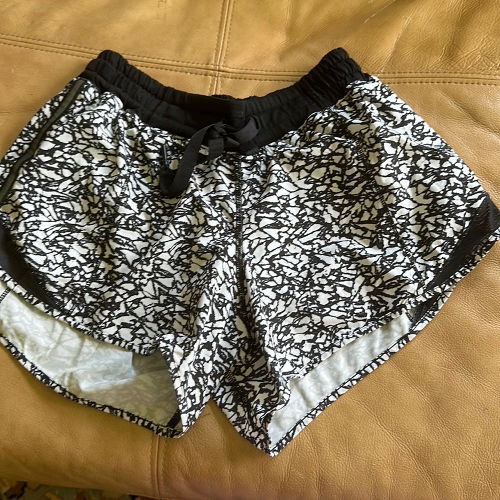 Lululemon hotty hot shorts 2.5